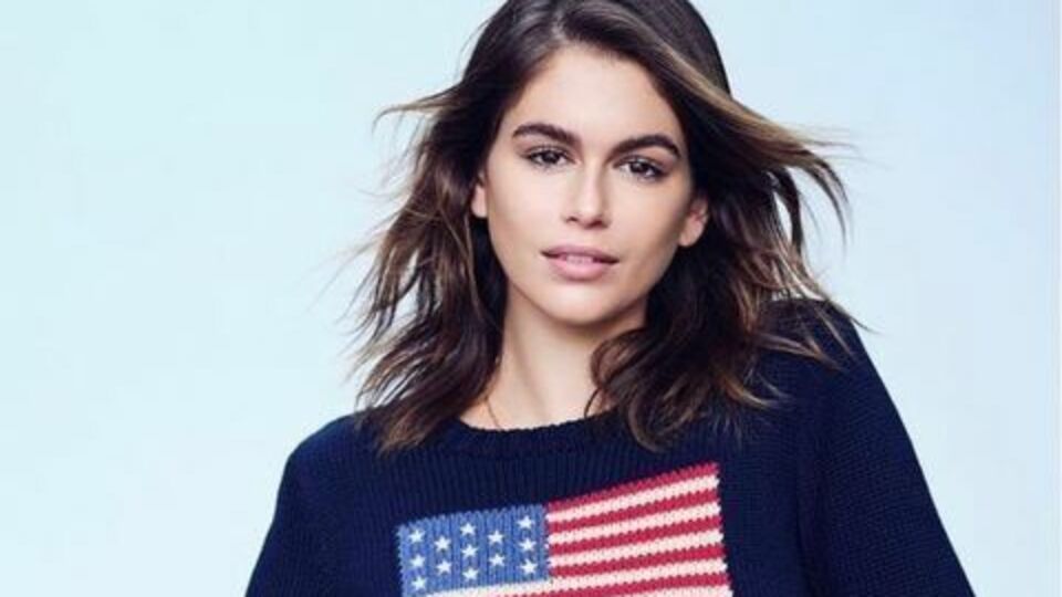 Кайя Гербер продемонстрировала фигуру в желтом дизайнерском бикини