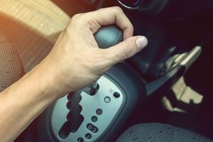В удостоверении появится отметка о сдаче практического экзамена на автомобиле с АКПП