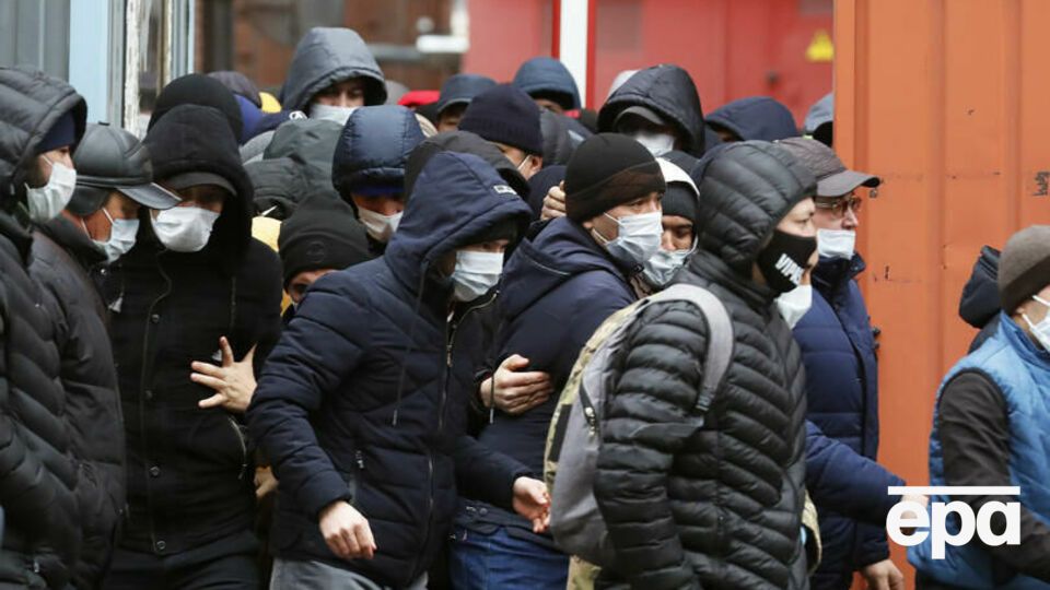 Трудовых мигрантов без патента могут оштрафовать и выдворить за пределы РФ