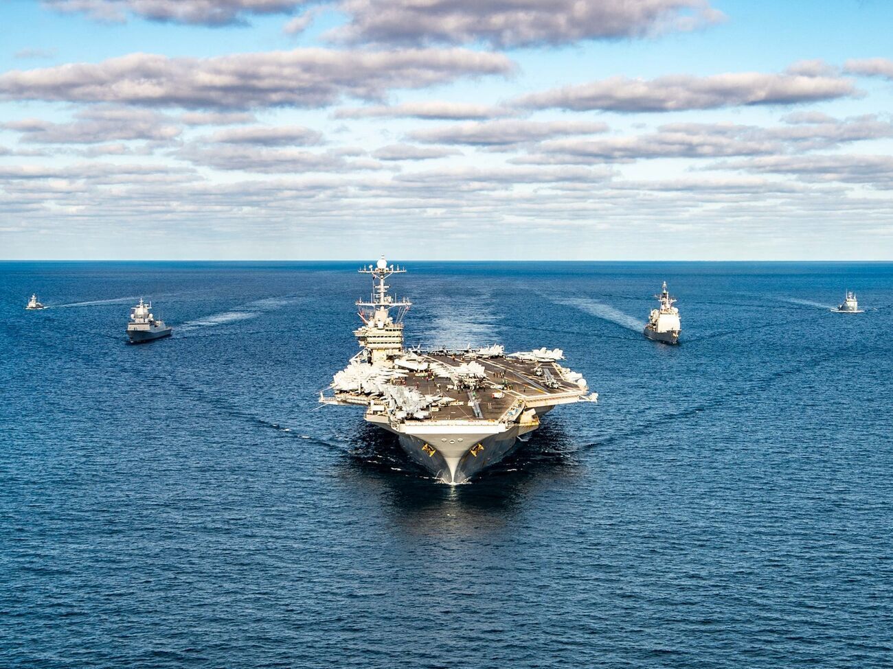 Авианосец планировали перебросить на Ближний Восток