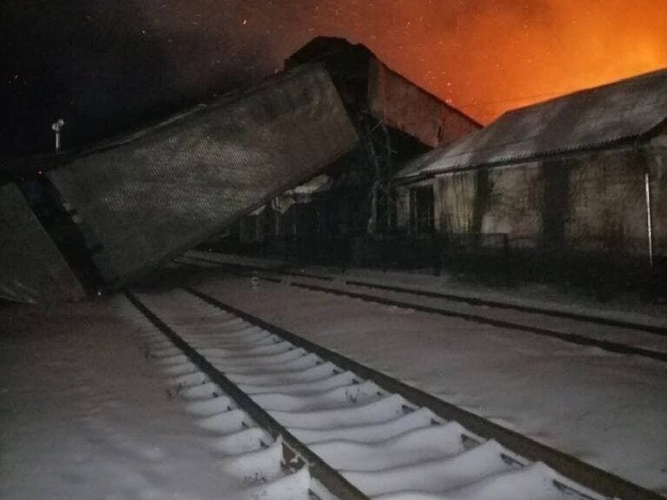 Унаслідок пожежі на рейки впала конструкція транспортерної лінії
