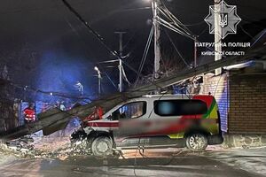 Бетонний стовп упав на машину у приватному секторі Софіївської Борщагівки