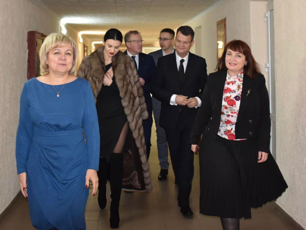 Тишкун (вторая слева) в вечернем наряде сопровождала замминистра во время официального визита в мэрию Львова