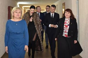Тишкун (друга ліворуч) у вечірньому вбранні супроводжувала заступника міністра під час офіційного візиту до мерії Львова