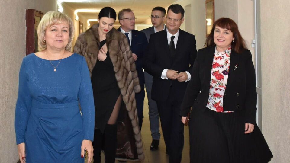 Тишкун (вторая слева) в вечернем наряде сопровождала замминистра во время официального визита в мэрию Львова