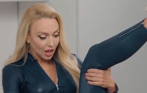 Полякова призналась, что впервые увидела голую женщину, когда нашла у родителей порнокарты