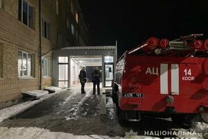 За даними ДСНС, пожежа виникла через те, що в перенасиченому киснем приміщенні запалили свічку