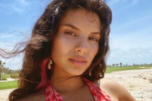 Michelle Andrade засветила фигуру в разных купальниках