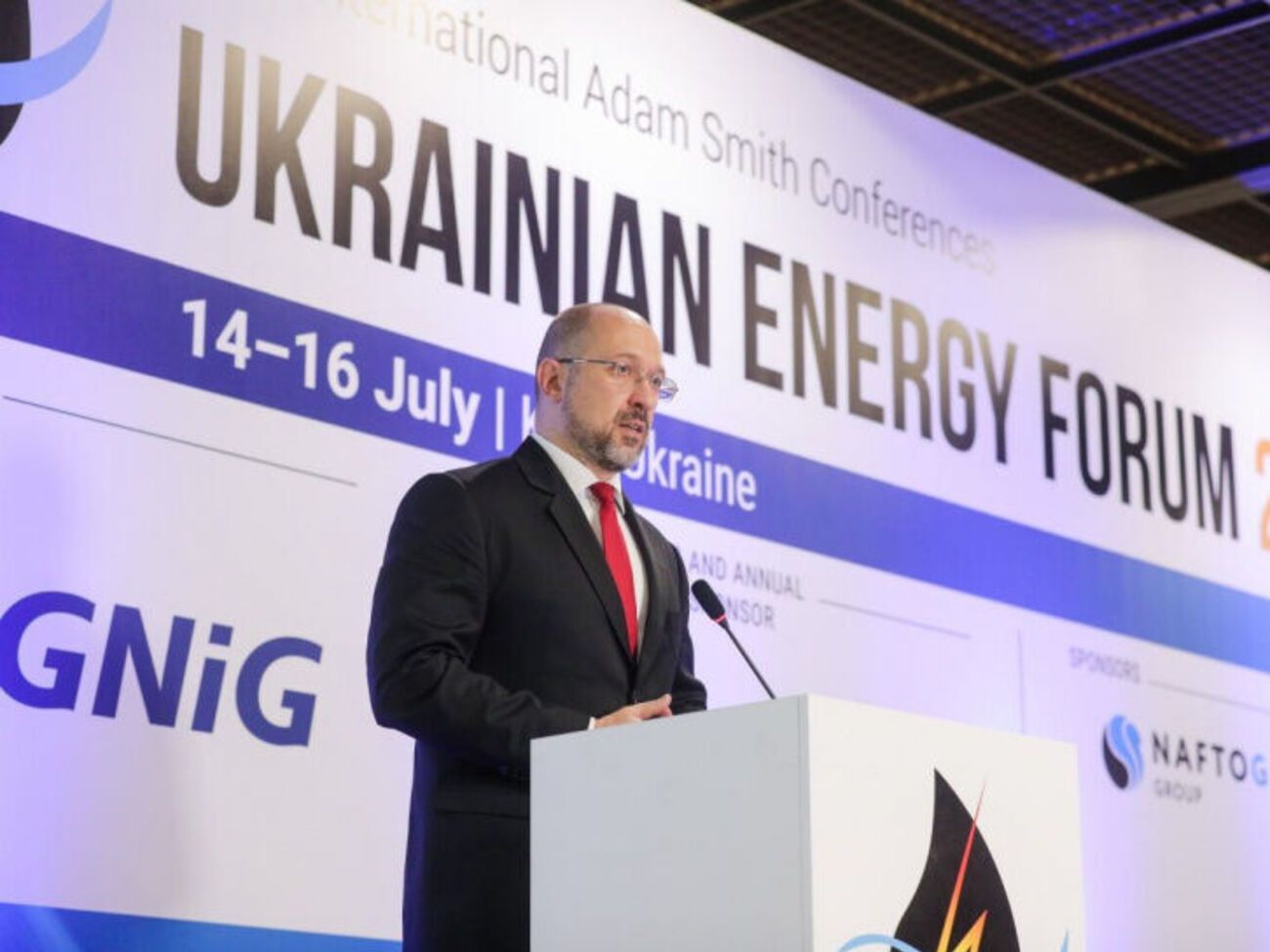 Шмыгаль:&nbsp;Бизнес может работать даже в "красных" зонах, если его работники вакцинированы на 100%