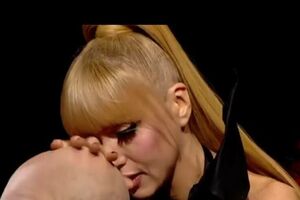 Полякова на съемках массировала Потапу лысину