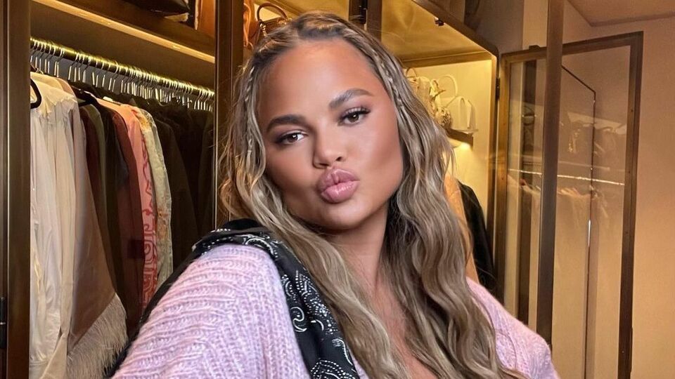 В ноябре 2021 года Крисси Тейген сделали операцию по пересадке бровей