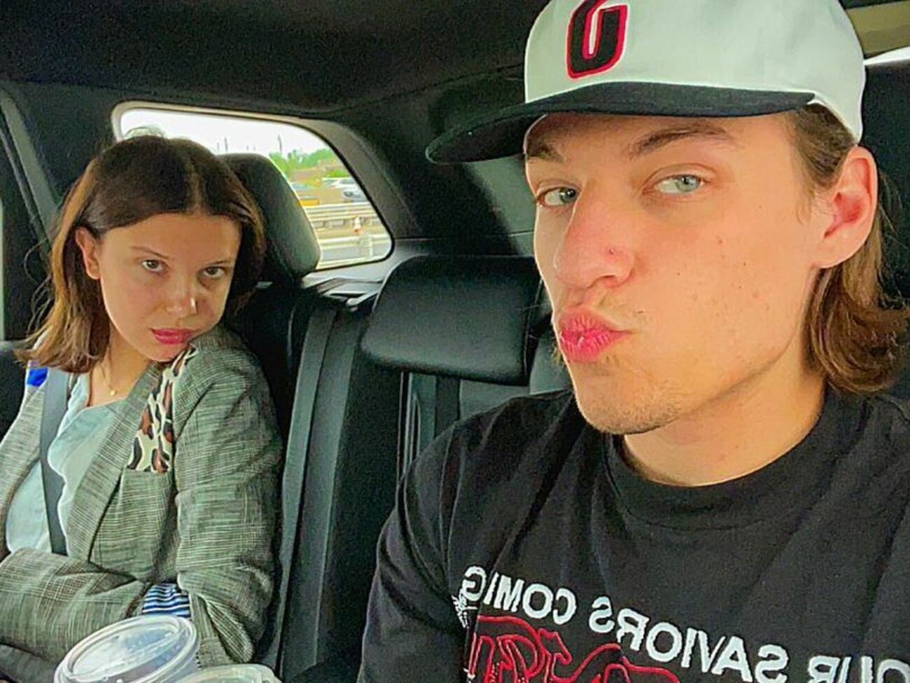 О романе Милли Бобби Браун и Джейка Бон Джови стало известно в июне 2021 года