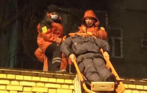 Самостійно спуститися на землю чоловік не зміг, тож викликав рятувальників