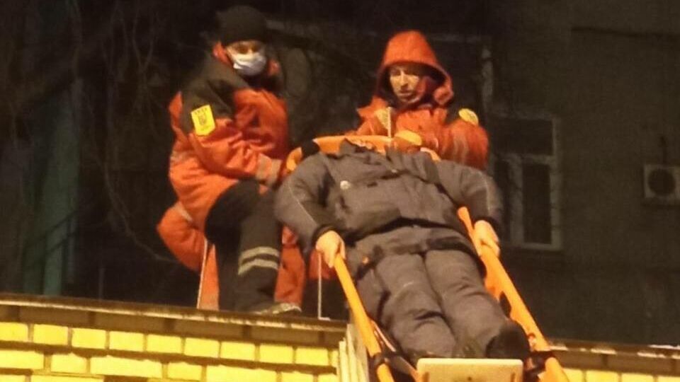 Самостійно спуститися на землю чоловік не зміг, тож викликав рятувальників