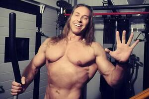 Тарзан показал подписчикам свою новую картину с голой женщиной