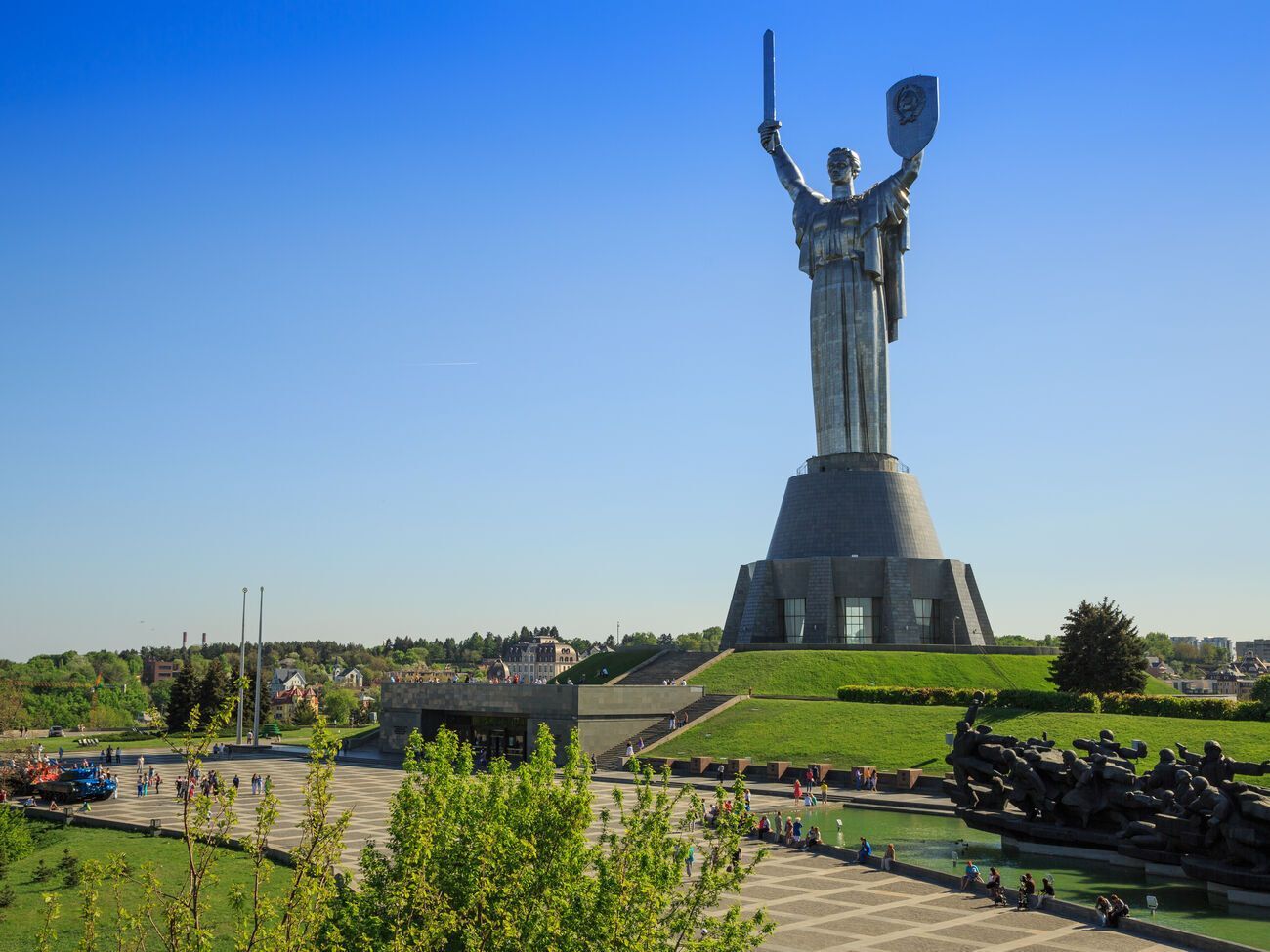 Уже нашлась организация, готовая осуществить демонтаж советской символики с памятника