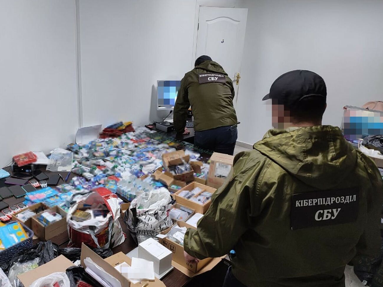 За даними СБУ, під час обшуків правоохоронці вилучили комп'ютерну техніку з доказами протиправної діяльності