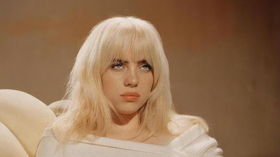 Билли Айлиш сделала селфи без макияжа и с новым цветом волос