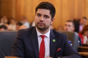 Відповідно до ст. 4 Конституції України, подвійне громадянство є незаконним, зазначає Качура