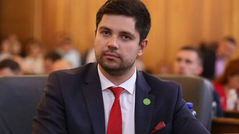 Согласно ст. 4 Конституции Украины, двойное гражданство является незаконным, отмечает Качура