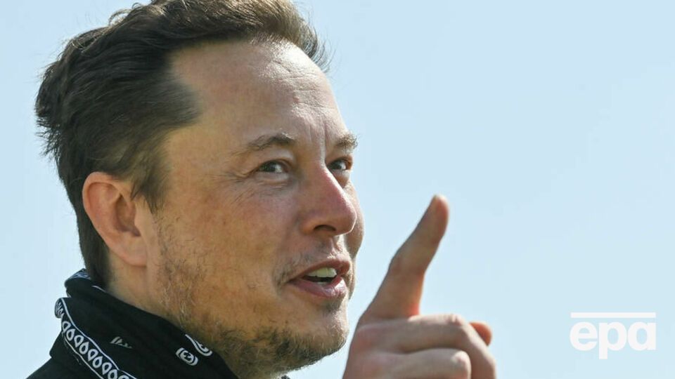 Ілон Маск і далі продає акції Tesla