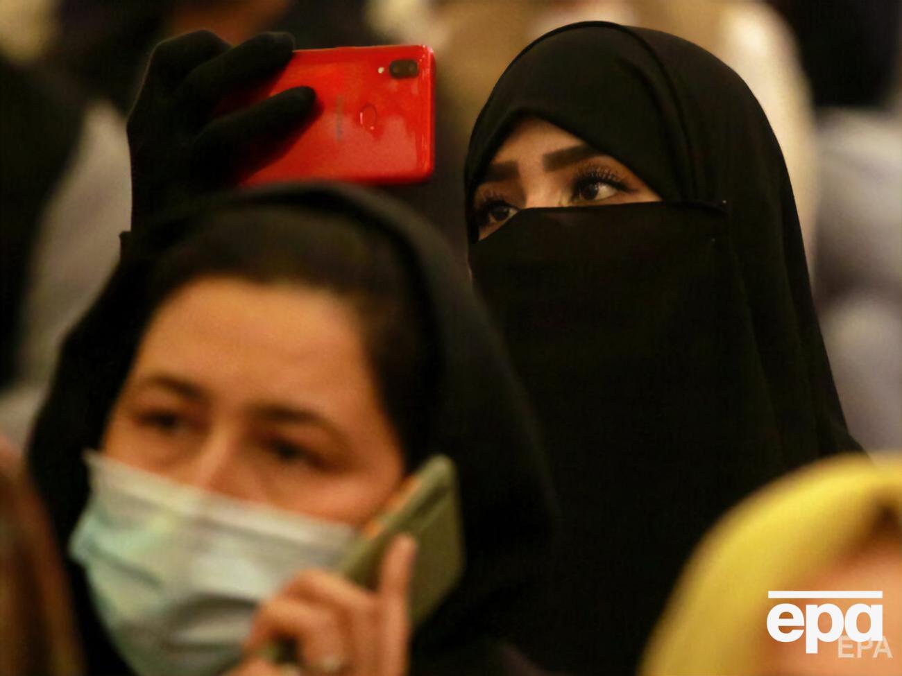 В указе ничего не сказано о праве женщин на образование и возможности для них работать