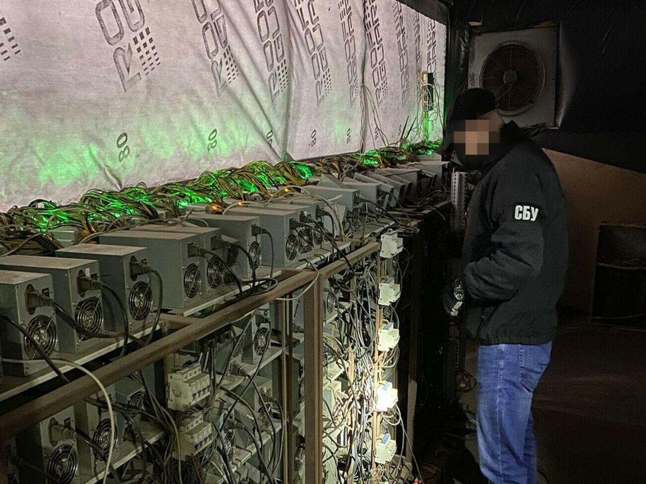 Правоохранители во время обысков изъяли оборудование