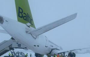 Из-за плохой видимости самолет съехал со взлетно-посадочной полосы