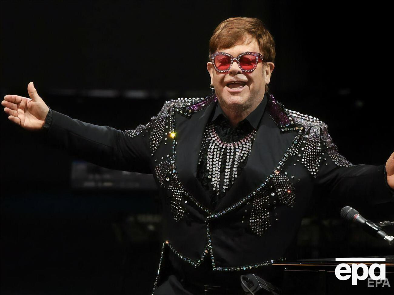 Информация с данными Элтона Джона была доступна онлайн более двух часов и ее просмотрели 3872 раза