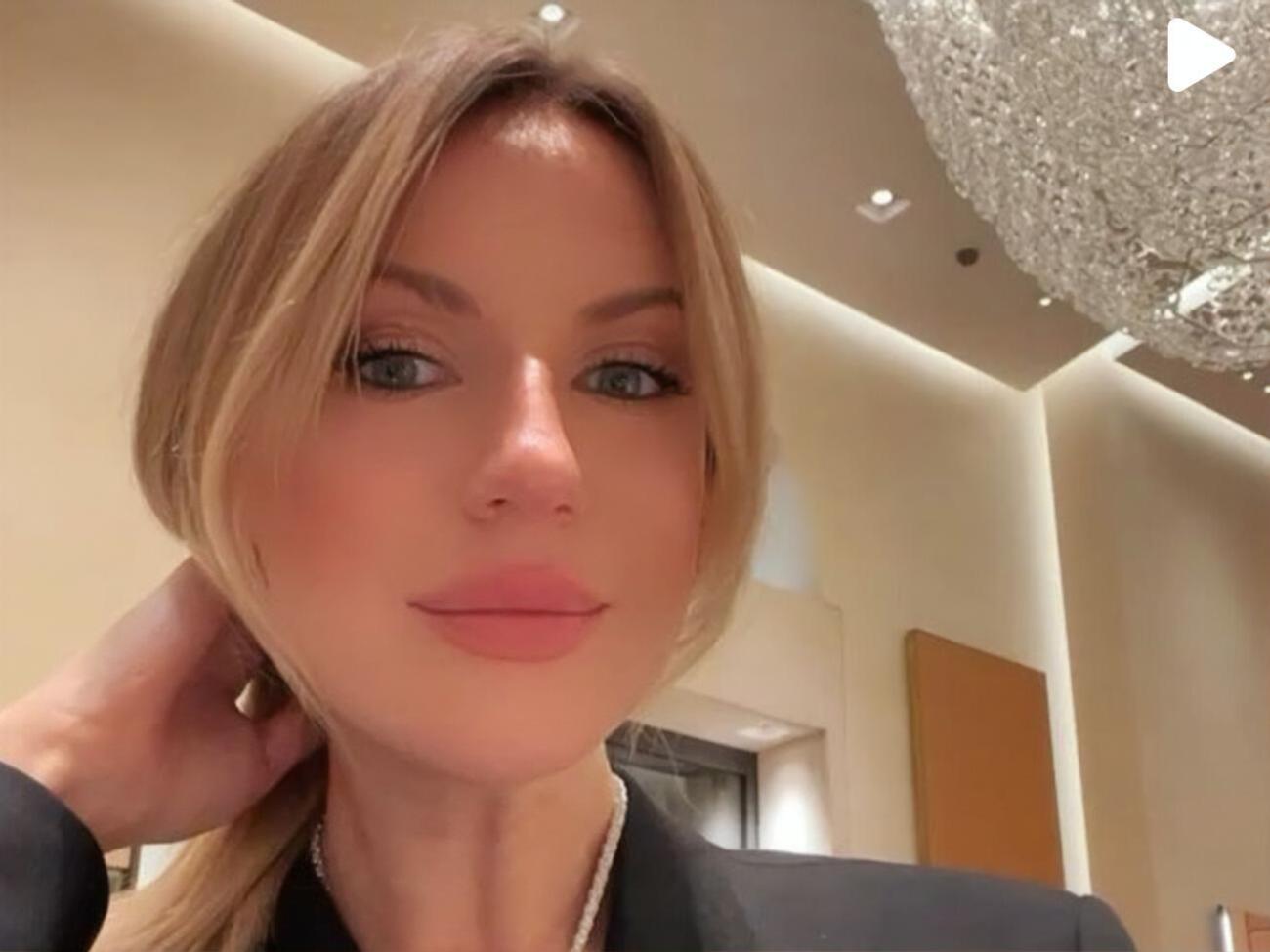 Леся Нікітюк показала, як розпаковує та їсть іменні цукерки від Гордона