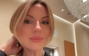 Леся Никитюк показала, как распаковывает и ест именные конфеты от Гордона