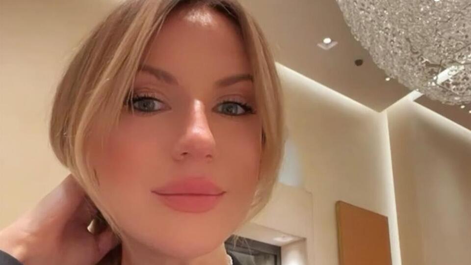 Леся Нікітюк показала, як розпаковує та їсть іменні цукерки від Гордона