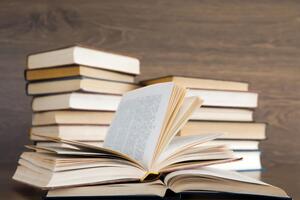 До шорт-листів потрапили по п'ять номінантів у кожній категорії