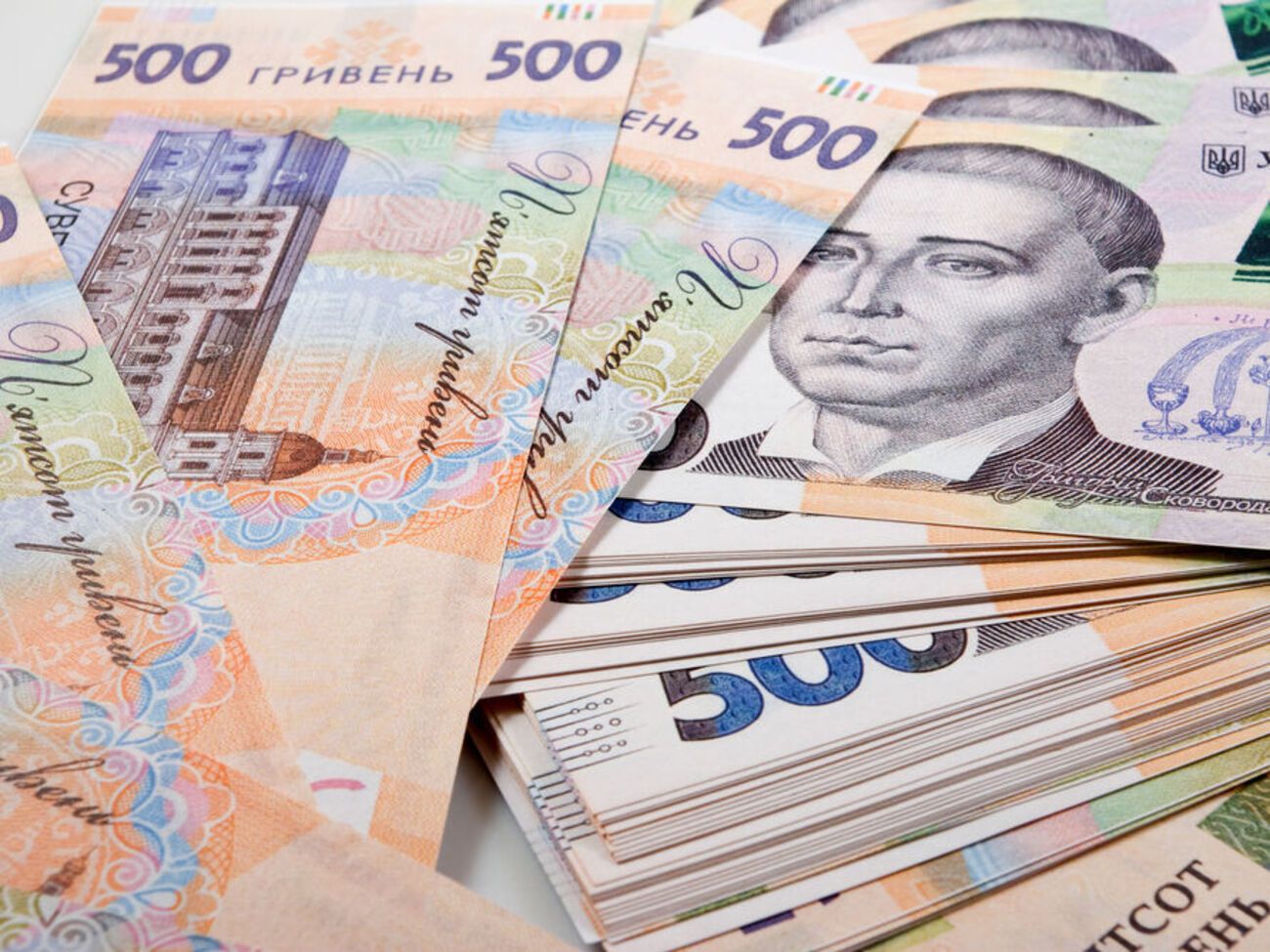Курс гривні щодо долара зріс на одну копійку: з 27,22 грн/$ до 27,21 грн/$