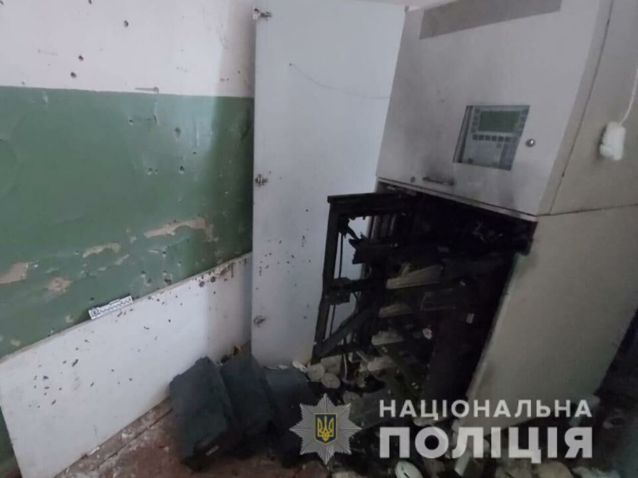 Гроші з банкомата зловмисники забрали, суму збитків установлюють