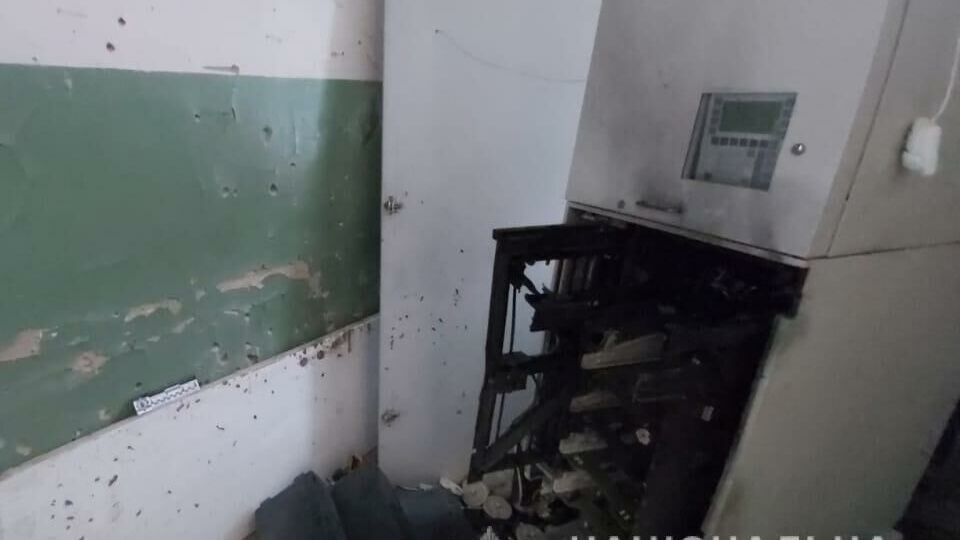 Гроші з банкомата зловмисники забрали, суму збитків установлюють