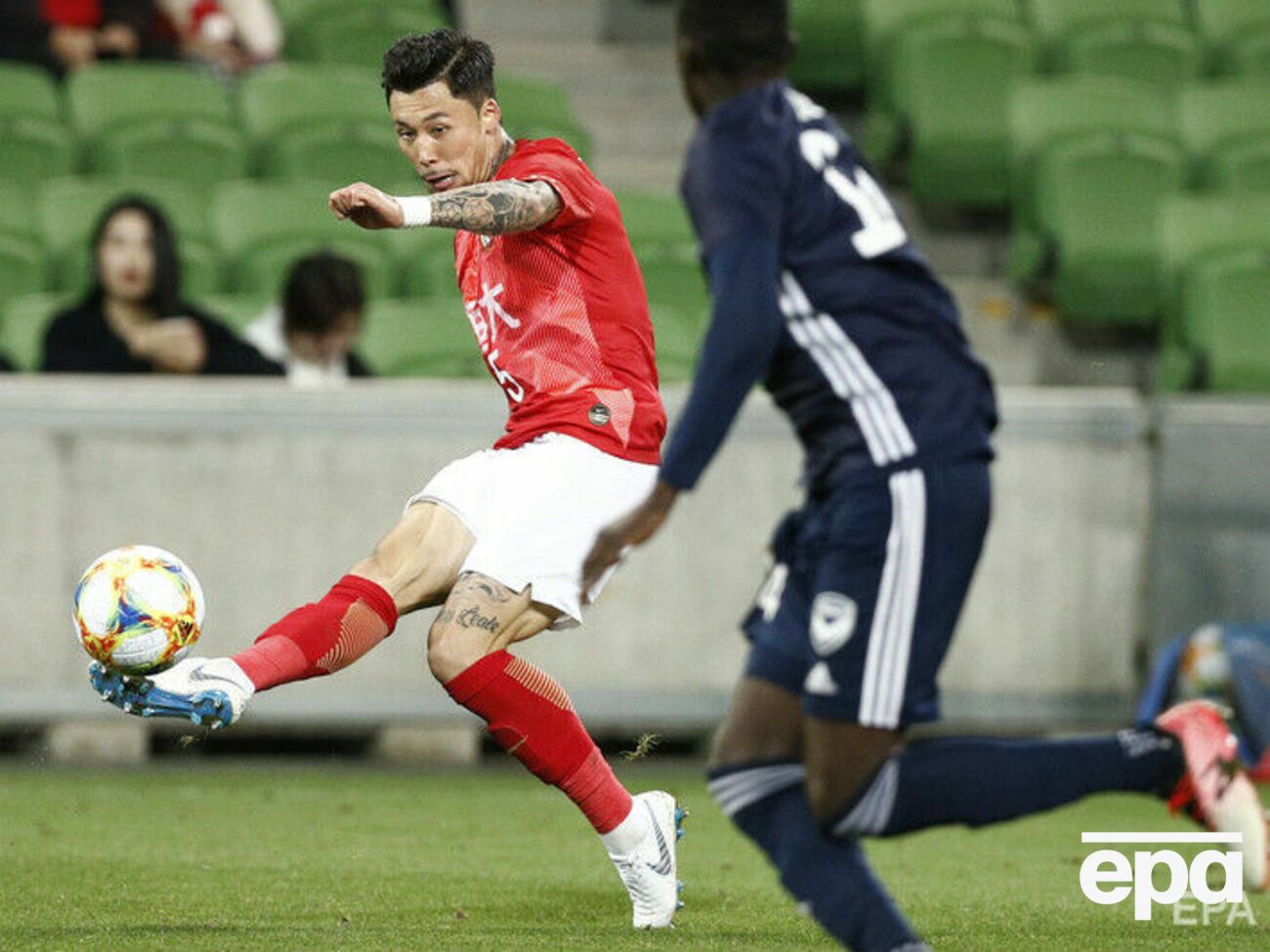 Линьпэну (в красной футболке) велели прикрывать татуировки, пишут СМИ