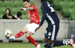 Линьпэну (в красной футболке) велели прикрывать татуировки, пишут СМИ