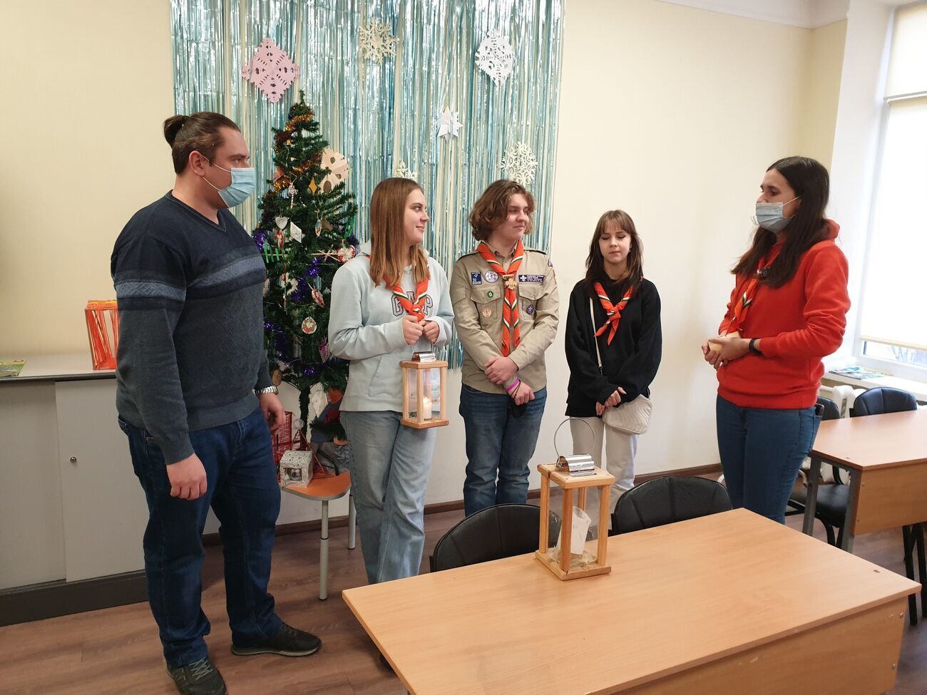 Руководителю 27-й антарктической экспедиции огонь передали ученики школы №207 Киева