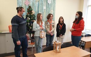 Руководителю 27-й антарктической экспедиции огонь передали ученики школы №207 Киева