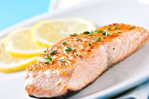 Клопотенко: Взяли лосося, запекли, збили жовтки з ігристим вином, змастили лосося, ще трохи підпекли