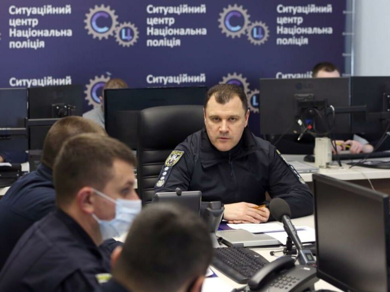 Для постійного моніторингу оперативної ситуації в областях організують роботу ситуаційних центрів підрозділів поліції, зазначив Клименко (по центру)