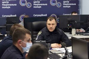 Для постійного моніторингу оперативної ситуації в областях організують роботу ситуаційних центрів підрозділів поліції, зазначив Клименко (по центру)