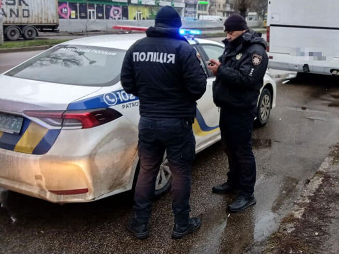 По данным полиции, на требования патрульных остановиться водитель не реагировал
