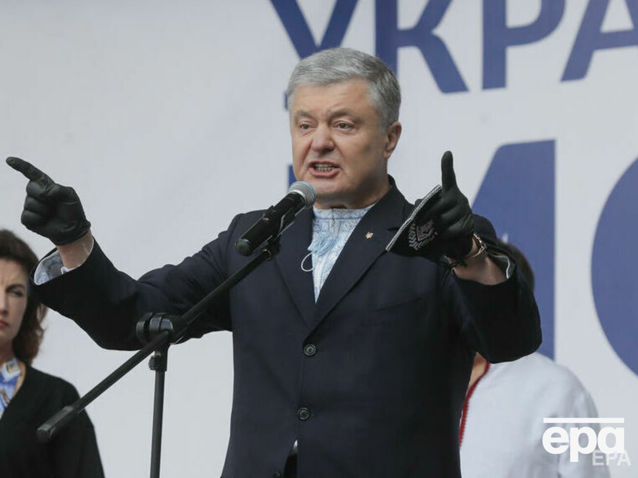 20 грудня Порошенка повідомили про підозру в держзраді та сприянні діяльності терористичних організацій