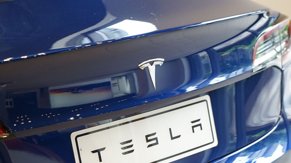 В автомобілях Tesla виявили дефект багажників