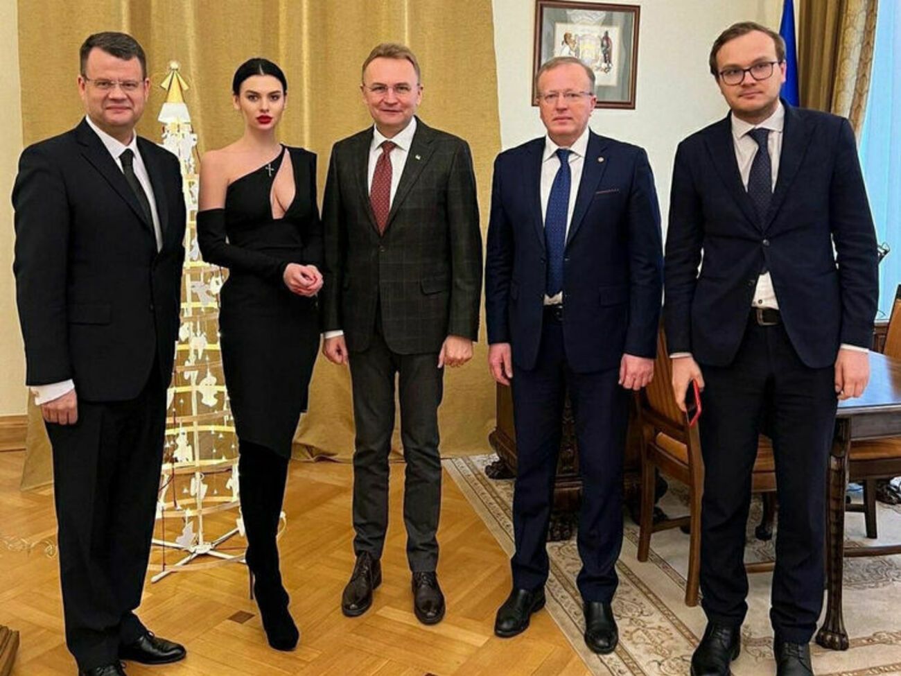 Грабарук (слева) на встрече с Садовым (в центре) появился с помощницей в вечернем наряде