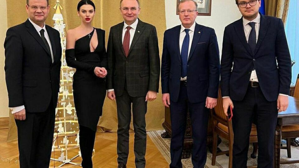 Грабарук (слева) на встрече с Садовым (в центре) появился с помощницей в вечернем наряде