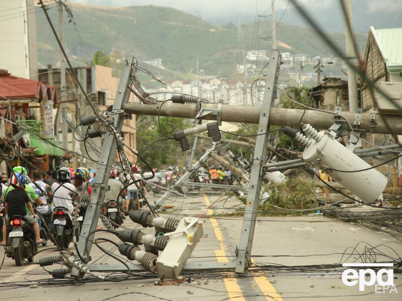Тайфун повредил сотни тысяч домов