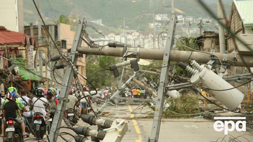 Тайфун повредил сотни тысяч домов